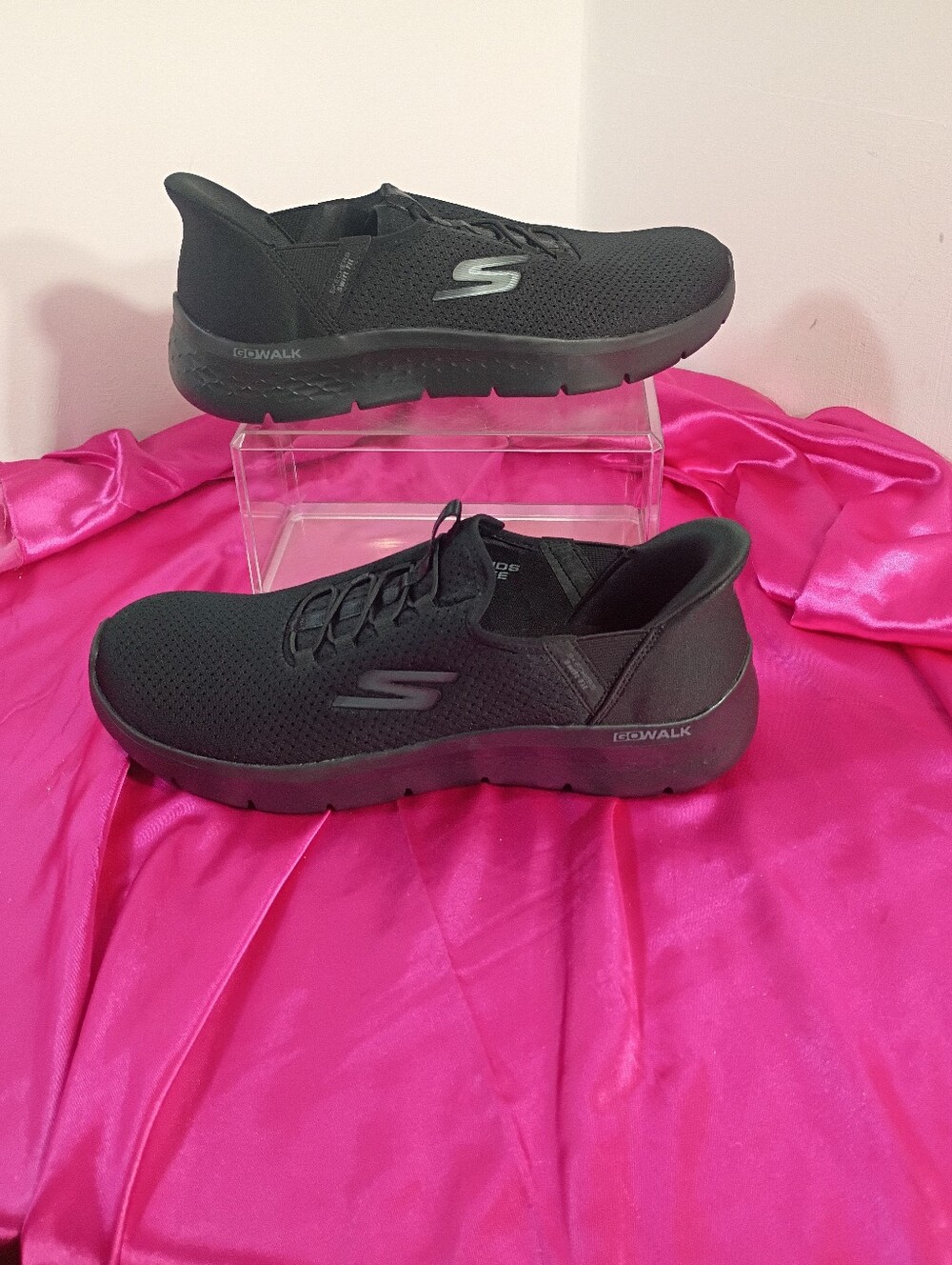 Skechers Women's SZ 10 Swift Fit Hands Free Slip On Sneakers In Black.